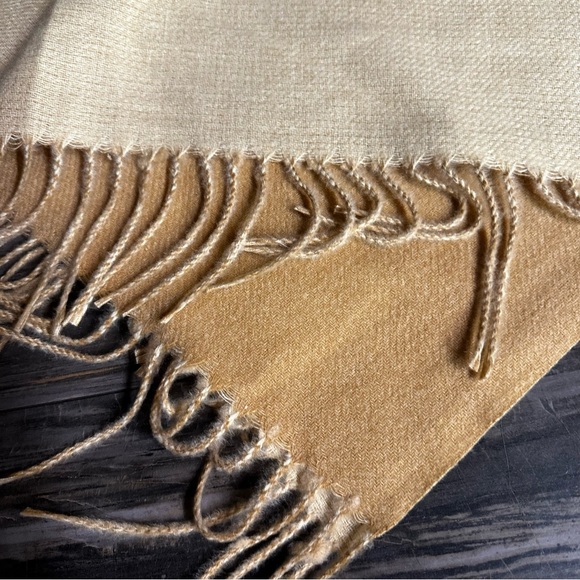 Two tone timeless classic  cashmere blend  scarf pashmina‎ wrap ruana - Picture 3 of 6